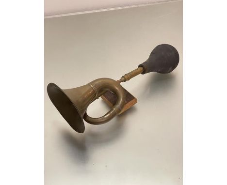 A vintage brass car horn with rubber ball end mounted on later treen plaque, (L 43 cm x d 5cm) (working)