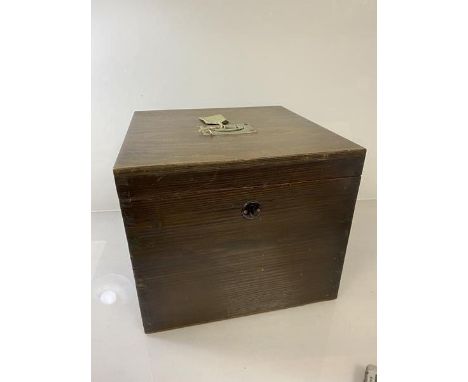 A vintage wooden box with hinged handle to top, (25cm x 30cm x 30cm)