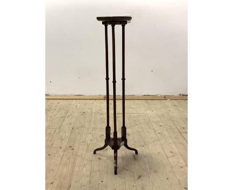 A Georgian style mahogany jardiniere stand, with circular top over three ring turned columns and triple splay supports, H102c