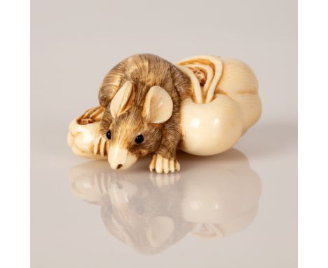 a finely carved and blackened netsuke signed 4.5*3.5cm