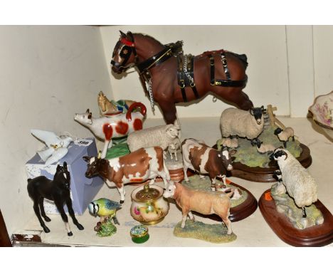 A GROUP OF CERAMICS AND ANIMAL ORNAMENTS, to include a boxed Lladro Flying Dove no 6267, sculptor Jose Puche, issued 1995-199