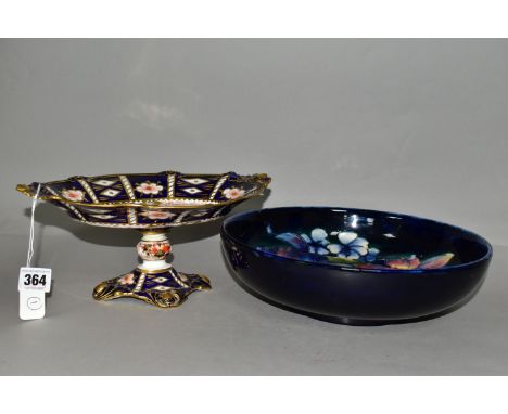 A ROYAL CROWN DERBY IMARI PATTERN DISH TOGETHER WITH A MOORCROFT BOWL, comprising a two handled pedestal dish with year cyphe