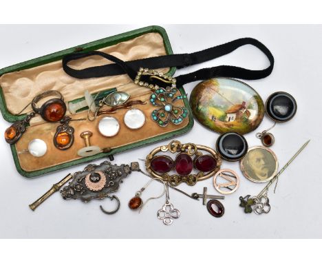 AN ASSORTMENT OF JEWELLERY, to include a late 19th century silver brooch detailed with a rose metal crescent, hallmarked Birm