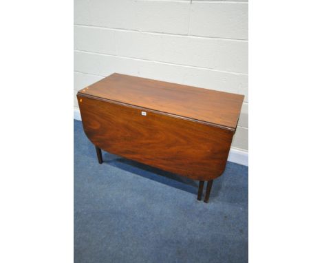 A GEORGIAN MAHOGANY GATE LEG TABLE, open length 141cm x closed length 72cm x depth 75cm x height 72cm