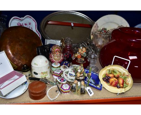 A COLLECTION OF CERAMICS AND GLASSWARE, comprising an oval silver gilt framed mirror, a boxed Banco Nacional Ultramarino porc