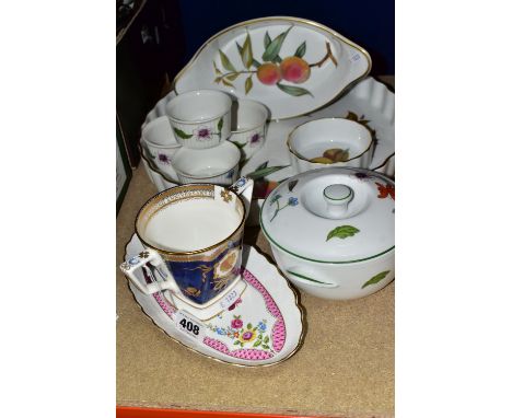 A GROUP OF ROYAL WORCESTER CERAMICS, comprising an 'Astley' pattern small lidded casserole pot and four ramekin dishes, a Roy