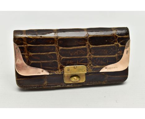 AN EARLY 20TH CENTURY CROCODILE SKIN PURSE, mounted with two 9ct rose gold hard wear corners to the purse top, each piece hal