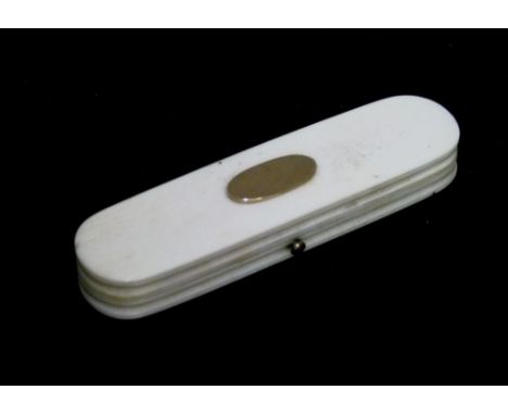 Late 18th/early 19th Century ivory patch box, of rounded oblong form with unmarked yellow metal vacant cartouche to hinged co