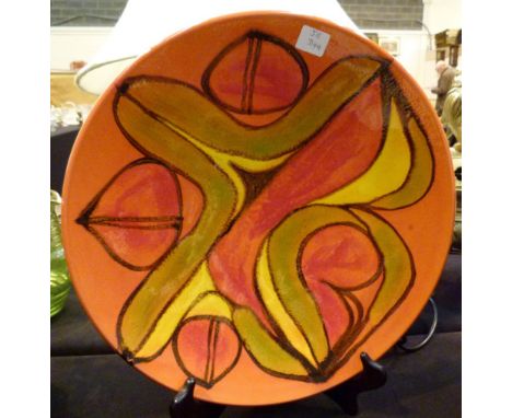 Poole pottery plate on a display stand, D: 35 cm 