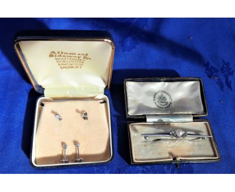 A WHITE METAL BAR BROOCH, TWO STONES AND A PEARL in a Carrington &amp; Co box, and two pairs of ear studs
