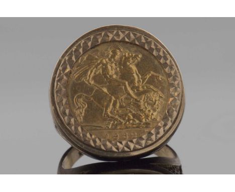 Elizabeth II half sovereign dated 1982, in a 9ct gold ring mount, g/w 9.3gms