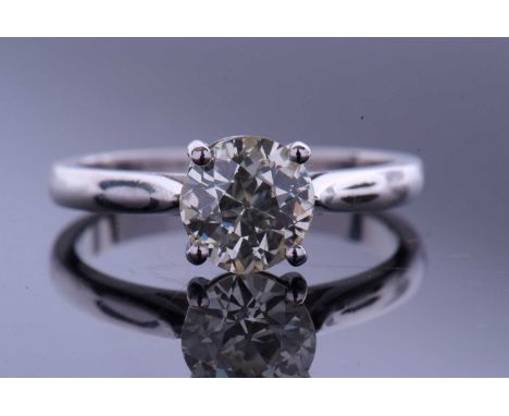 Single stone diamond ring, the round brilliant cut diamond approx 1ct total, raised between upswept shoulders, four claw set 