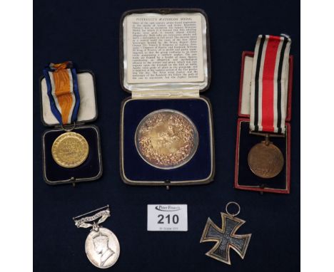 Silver medallion, Pistrucci's Waterloo medal produced by John Pinches London in original box, 3.9 troy ozs approx. Together w