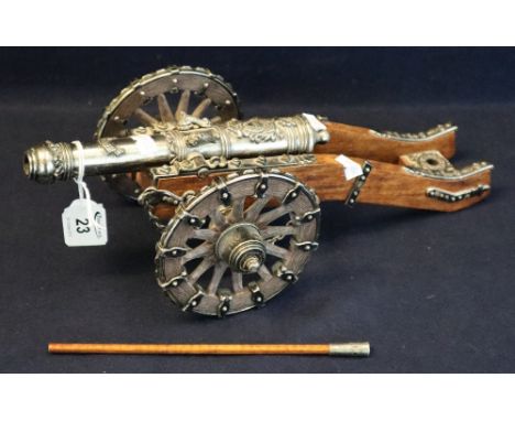 Good quality scale model of a 17th Century field cannon with wooden framing and white metal mounts overall. 35cm long approx.