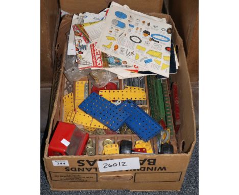 Box of vintage Meccano and manuals.(B.P. 24% incl. VAT)