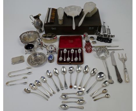 A group of mixed silver, to include: a four piece silver mounted dressing table set, Birmingham, 1953, Daniel Manufacturing C