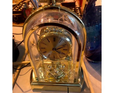 A gold coloured quartz movement mantel clock. P&amp;P Group 2 (£18+VAT for the first lot and £3+VAT for subsequent lots) 