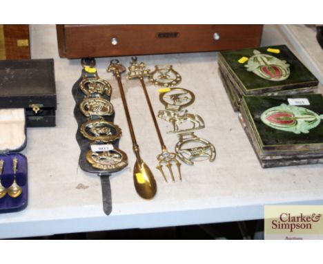 A quantity of horse brasses; a toasting fork and shoe horn