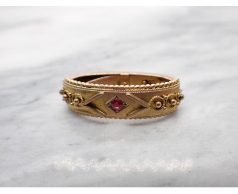A 9ct Gold Scarf Pin set single round ruby. Approx 4g. 
