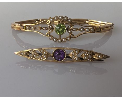 An Edwardian peridot and seed pearl bracelet on a gold setting, elastic links, peridot approximately 0.75 carats, 16 cm, unma