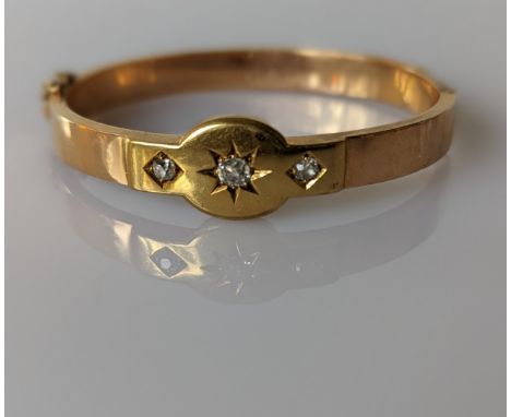 A 9ct yellow gold herringbone necklace with diamond decoration, 40 cm, stamped 9ct, and an Edwardian hinge bangle, 55mm, with