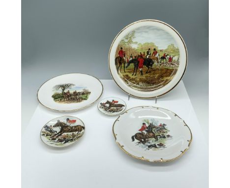 Plate collection that depicts redcoats with their dogs and horses and contains: a large dinner plate with a Samsonite backsta