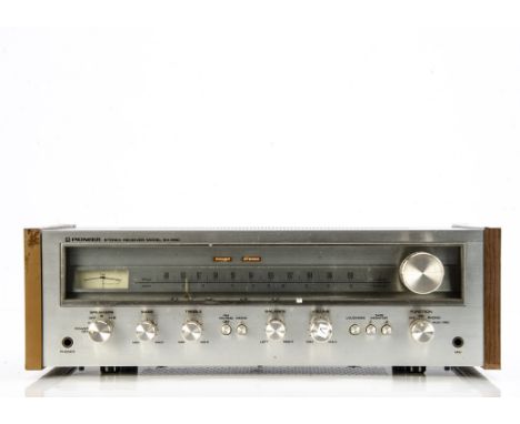 Pioneer Receiver, a Pioneer Receiver (amplifier / Tuner) model SX-550 brown with a little veneer missing, untested