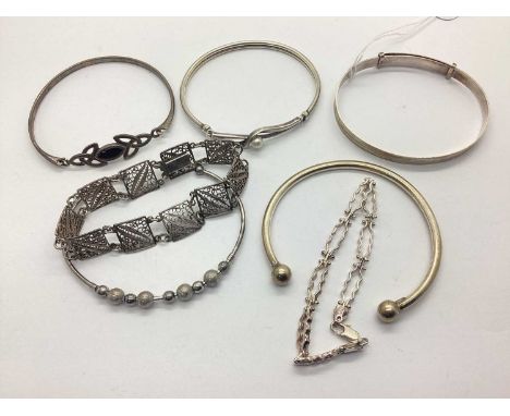 An Assortment of "925" and Other Bracelets, to include a freshwater pearl bead set hinged bangle, fancy link panel bracelet, 