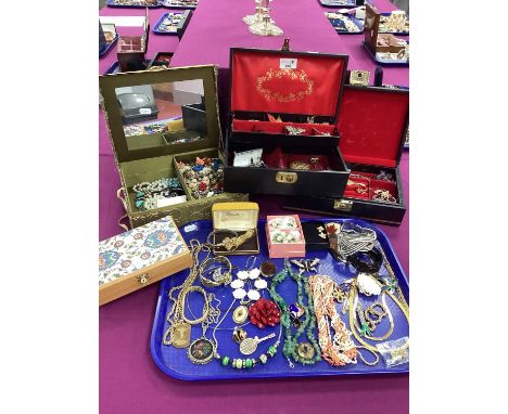 An Assortment of Costume Jewellery, to include hardstone beaded necklace, gilt coloured collarette necklace, enamelled stick 