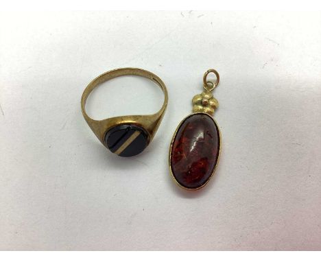 A Vintage 9ct Gold Stone Set Signet Ring, the oval panel with gilted decoration, between tapered band (finger size T1/2), tog