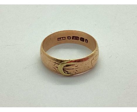 A 9ct Gold Buckle Ring (worn) (finger size V) (5grams).