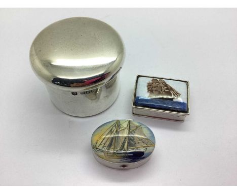 An Edwardian Hallmarked Silver Lidded Trinket Pot, Drew &amp; Sons, London 1905, of plain design, the screw down lid to gilt 
