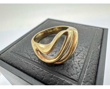 A Modern 9ct Gold Dress Ring, of openwork design (finger size K1/2) (4grams).