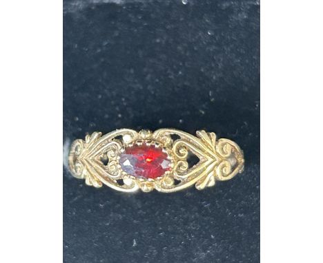 9ct Gold ring set with red garnet stone Size W 2.2g 