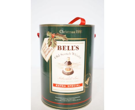 Bells Scotch whisky Christmas 1991 porcelain finished in 22ct gold 75cl unopened 