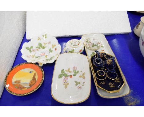 MIXED LOT OF WEDGWOOD WILD STRAWBERRY PATTERN CHINA WARES TO INCLUDE PIN TRAYS, MINIATURE CUP AND SAUCER, MINIATURE TEAPOT AN