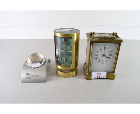 20TH CENTURY BRASS CASED CARRIAGE CLOCK TOGETHER WITH A MID 20TH CENTURY SWIZA DESK CLOCK AND A CONTEMPORARY CHINESE MANUFACT