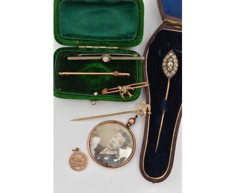 A SMALL ASSORTMENT OF JEWELLERY, to include a 9ct gold Pisces charm, hallmarked 9ct Birmingham, approximate gross weight 1.3 