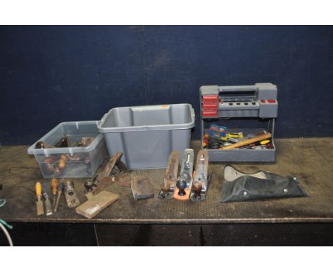 TWO TRAYS AND A TOOL CADDY CONTAINING TOOLS including two Stanley No4 planes, a Stanley block plane (repair to foot), two woo