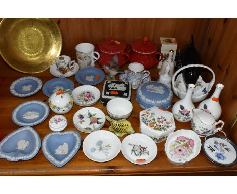 A GROUP OF CERAMICS, to include a Royal Worcester gilt plate with all over foliate gilt pattern, diameter 23.5cm, a Royal Wor