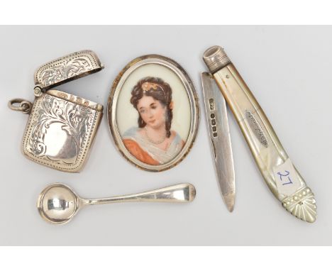 A SMALL ASSORTMENT OF SILVER ITEMS, to include a small silver vesta, hallmarked 'Charles Lyster &amp; Son' Birmingham 1904, a