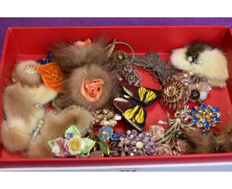 A selection of vintage costume brooches including fur and ceramic