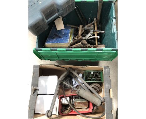 An autojumbler's lot of parts and tools including horns. 