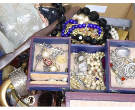 A mixed quantity of assorted items including mainly costume jewellery, silver bar brooch, 800 and enamel pennant, etc.