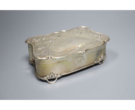 An Edwardian Art Nouveau silver trinket casket by Henry Matthews, with stylised floral decoration, on four ring feet, Birming