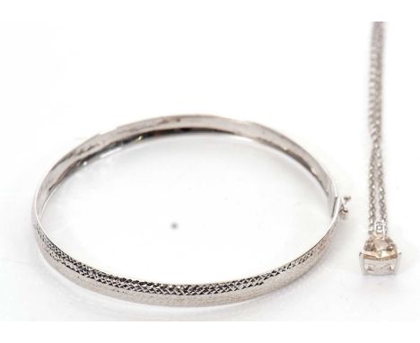 A 9ct white gold bangle, with diamond cut pattern to upper half, plain to hinged lower half, stamped 375 with Sheffield assay