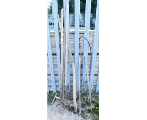 Various vintage agricultural tools, comprising hay fork, scythe, pitch fork, etc. (a quantity)
