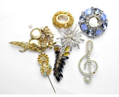Eight various vintage costume brooches (8). 