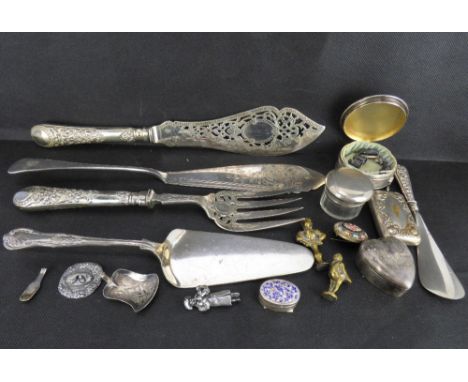 Various items of silver and silver plate, to include a circular hallmarked silver trinket box with trinkets inside, raised on