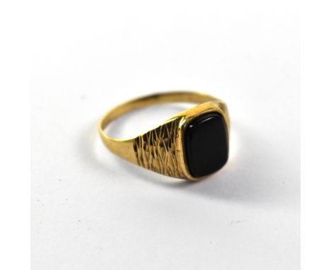 A gentlemen's vintage 9ct gold signet ring with black onyx inset top with textured shoulders, size Q, approx 2.2g.
